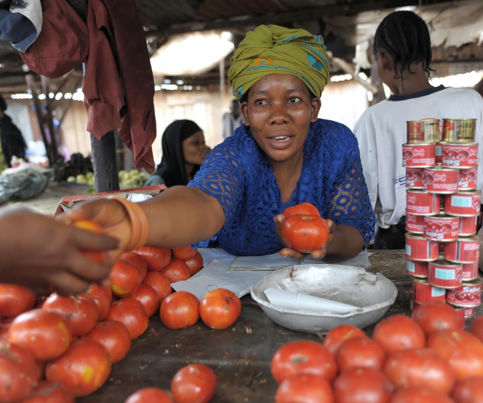 jonge Congolese vrouw verkoopt fruit en groenten op de lokale Markt in Kinshasa 