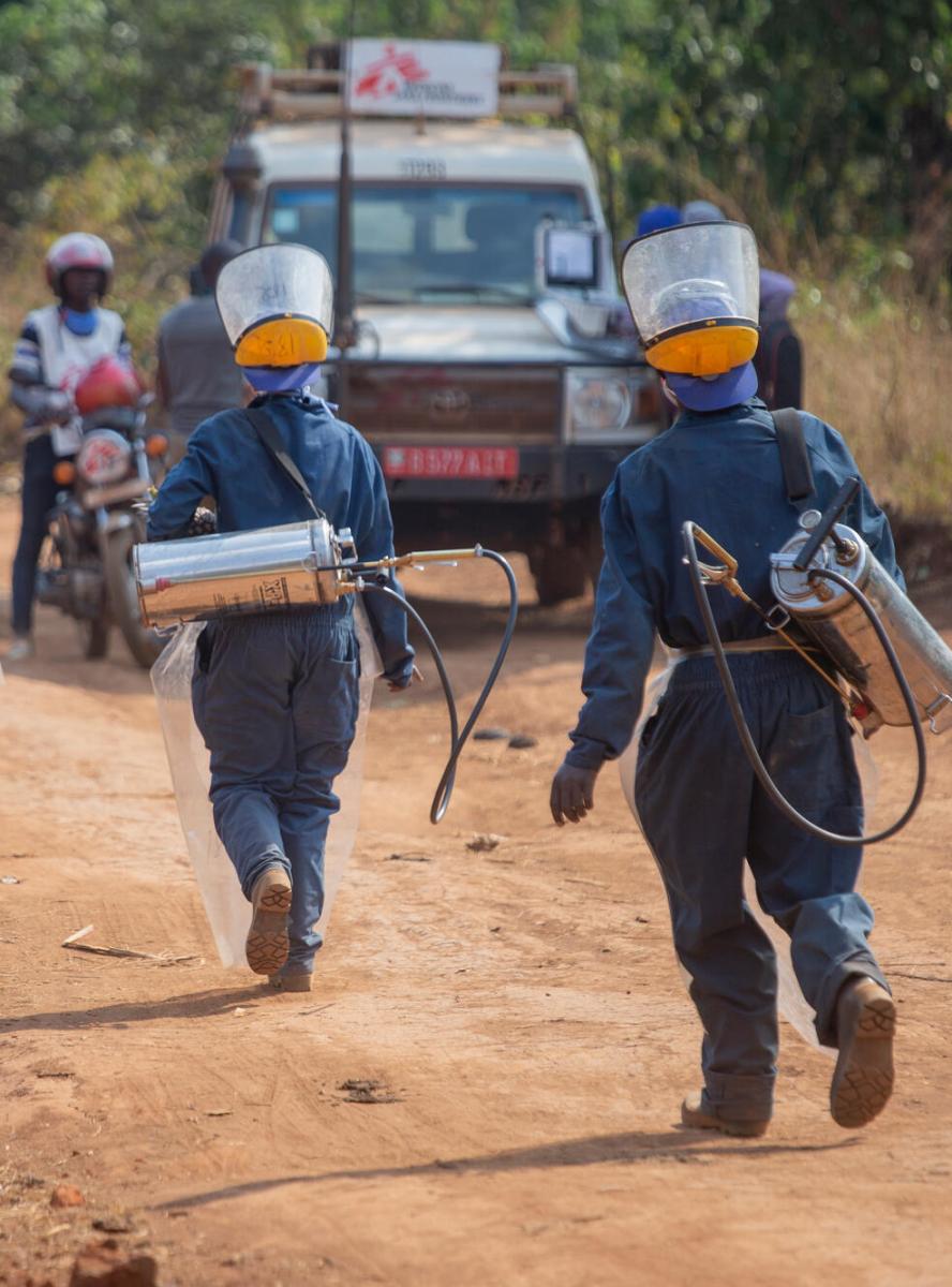 Een sproeiteam dat net een huis tegen muggen heeft behandeld, vertrekt voor de volgende op de Ruyaga-heuvel, in het gezondheidsdistrict Kinyinya. Burundi, september 2020.